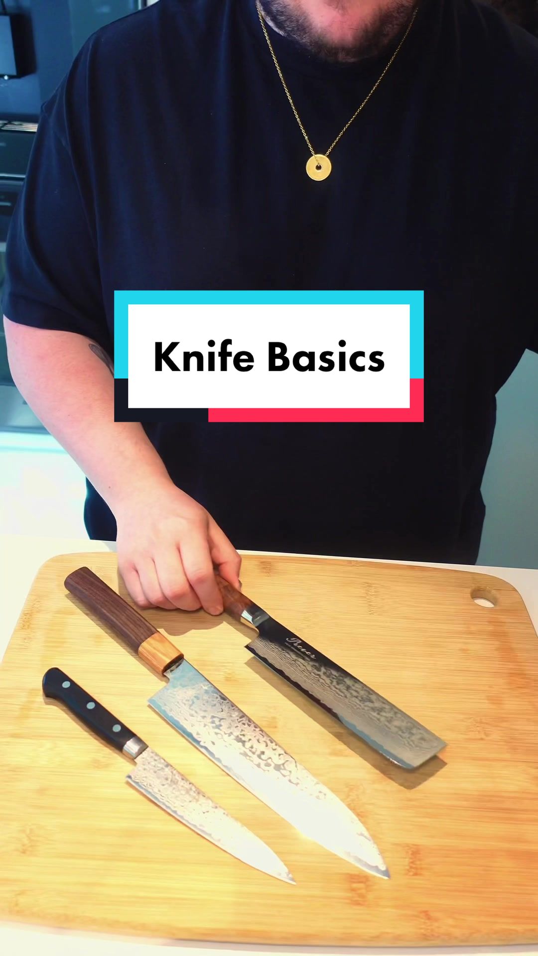 Episode 1 of Kitchen Skills 101 today is basics of holding a knife! #knifeskills #cookingtiktok #knives #cookingbasics #cookingbeginner 的 TikTok 影片封面