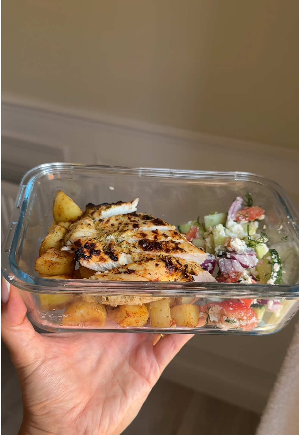 Greek chicken loaded potatoes, such a filling and high protein lunch 🇬🇷 If you like my meal preps I’ve just released an 8 week meal prep ebook with my most popular recipes! This i 的 TikTok 影片封面