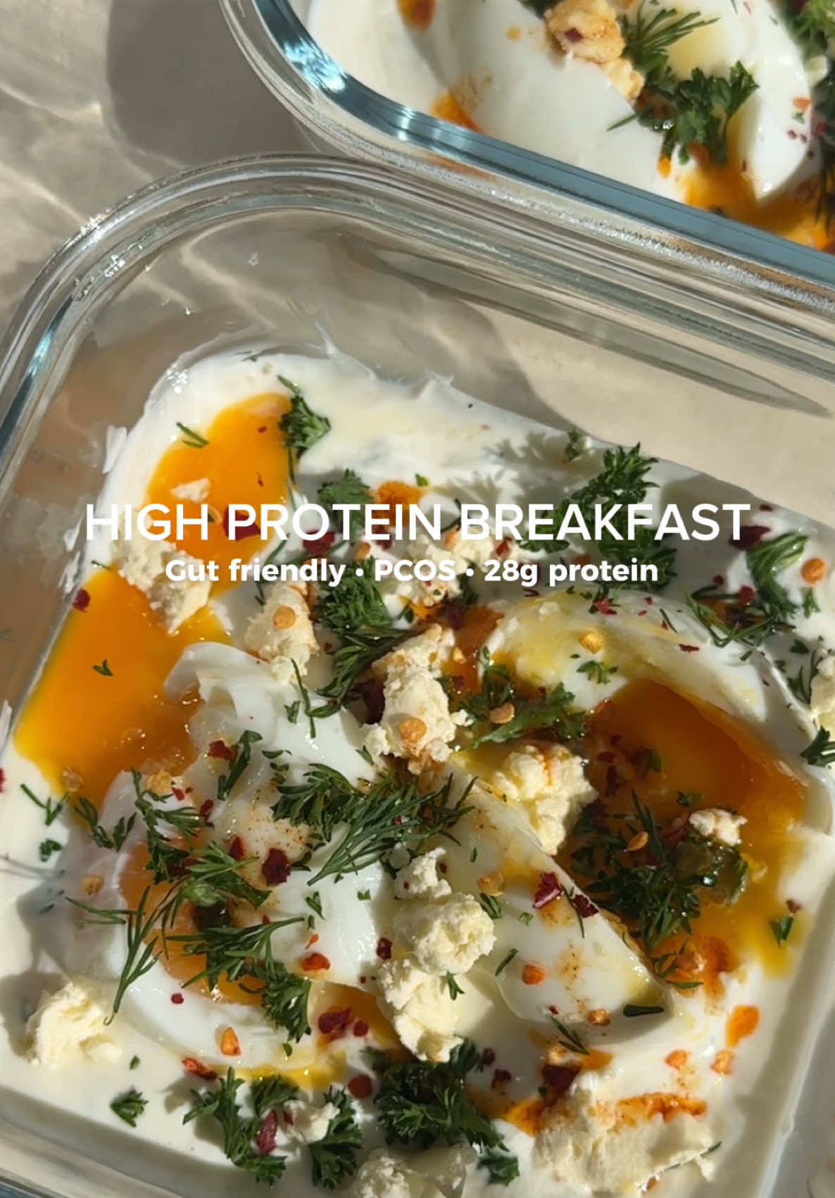 🥚 Meal-Prep Turkish Eggs Ingredients (for 2 servings): • 4 large eggs (2 per serving) • 1.5 cups Greek yogurt • Handful of feta • 1 tbsp olive oil • ½ garlic clove, finely grated 的 TikTok 影片封面